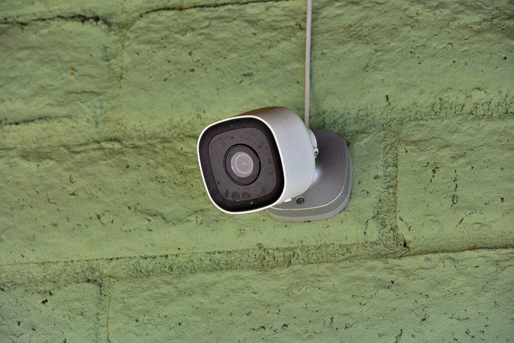 Camera de vidéo surveillance sur mur