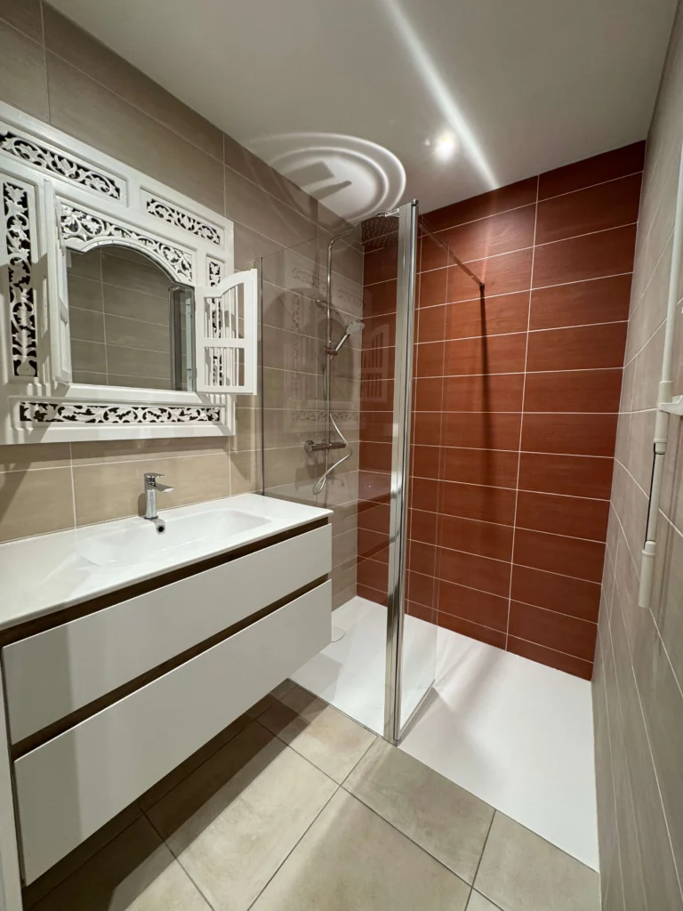 Salle de bain rénovée à La Baule avec douche à l'italienne