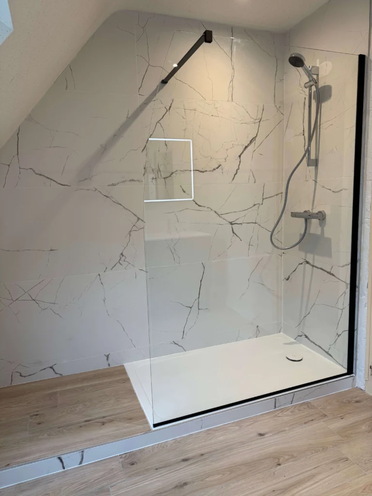 Salle de bain rénovée à Saint-Herblain avec Faïence grand format